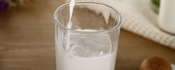 全脂奶粉和脱脂奶粉的区别 全脂奶粉和脱脂奶粉有什么不同
